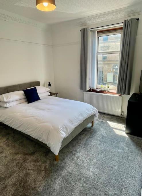 Large 2 Bed Near Glasgow Airport 佩斯利 外观 照片