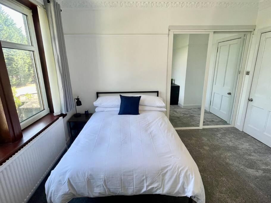 Large 2 Bed Near Glasgow Airport 佩斯利 外观 照片