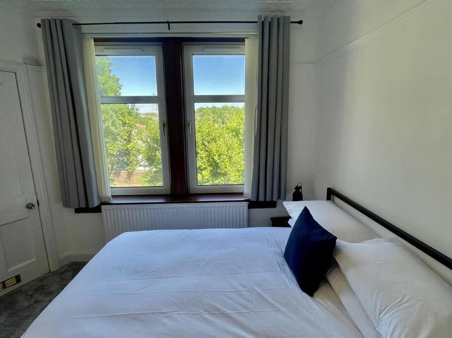 Large 2 Bed Near Glasgow Airport 佩斯利 外观 照片