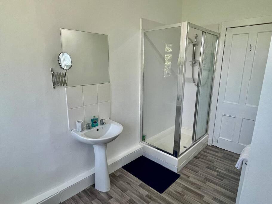 Large 2 Bed Near Glasgow Airport 佩斯利 外观 照片