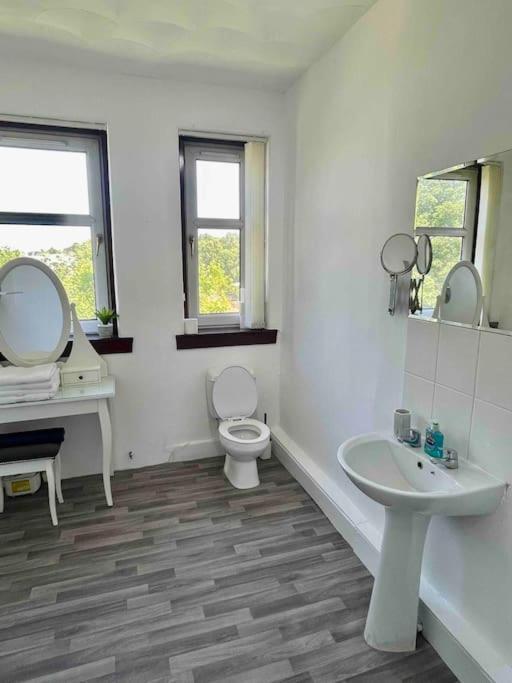 Large 2 Bed Near Glasgow Airport 佩斯利 外观 照片